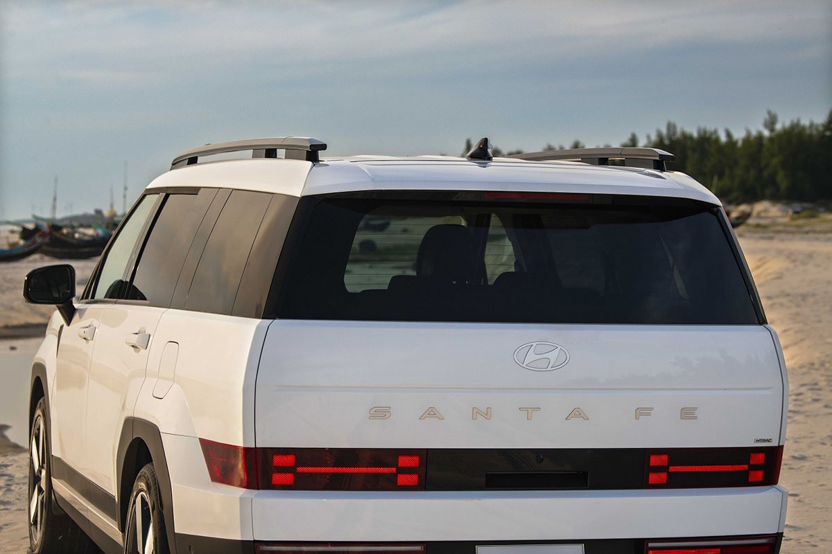 mặt sau hyundai santafe